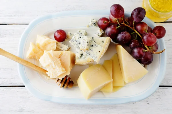 Käse mit reifen roten Trauben — Stockfoto