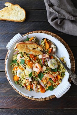 Bulgur ile kavrulmuş shimps