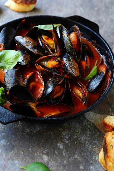 Морепродукты в красном соусе с базиликом — стоковое фото
