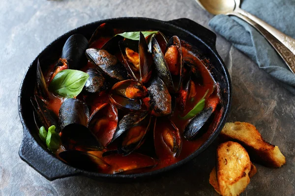Steamed black mussels in pan — Stock Photo, Image