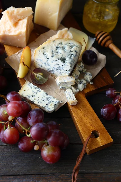 Verse druiven en blauwe kaas — Stockfoto