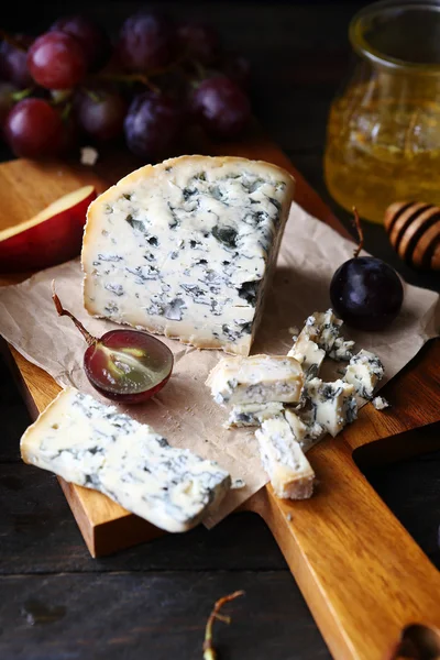 Käse mit Trauben und Honig — Stockfoto