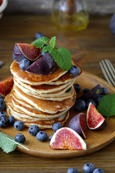 Pannkakor med fikon och honung — Stockfoto