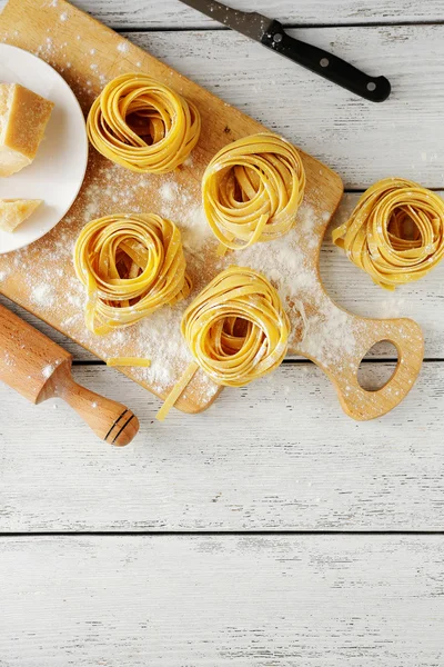 Kesme tahtası üzerinde taze makarna — Stok fotoğraf