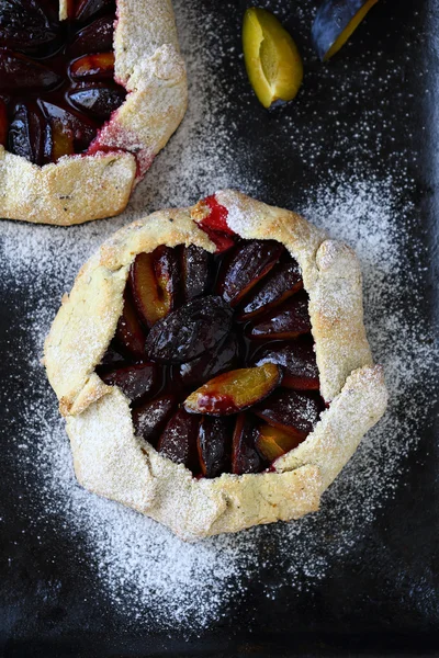 Autumn pie with plums — Stock Photo, Image