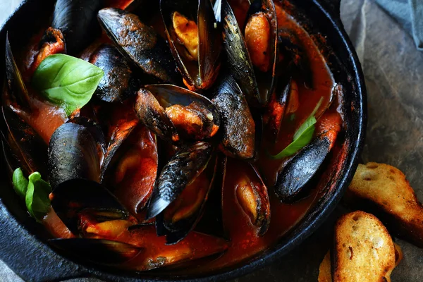 Steamed shellfish in pan — Stock Photo, Image