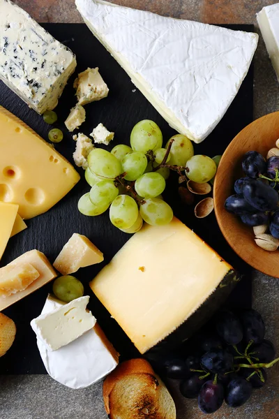 Mix cheeses and fruits — Stock Photo, Image