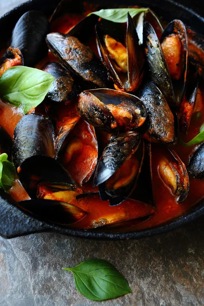 Mejillones en salsa de tomate con ajo —  Fotos de Stock