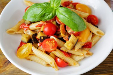 Közlenmiş Patlıcan ve domates ile makarna