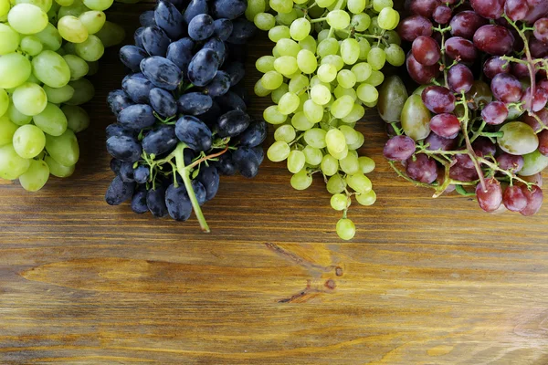 Four different grapes on board — Stock Photo, Image