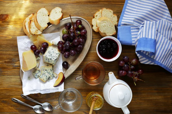 Cheese composition with tea — Stock Photo, Image