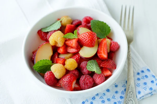 Summer berry salad in bowl — Stock Photo, Image