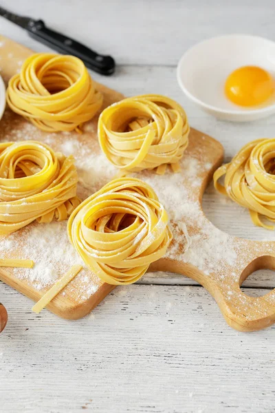 Hemlagad pasta på skärbräda — Stockfoto