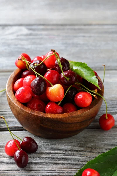 Ripe cherry in bowl — Stock Photo, Image