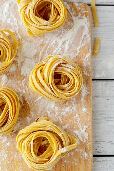 Tagliatelle su tavola di legno — Foto Stock