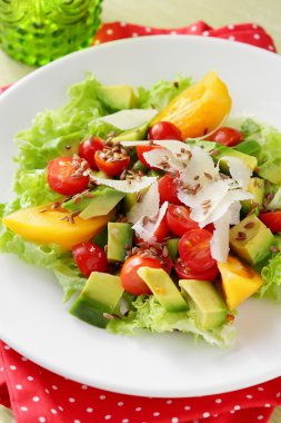 plaka üzerinde Avokado salatası