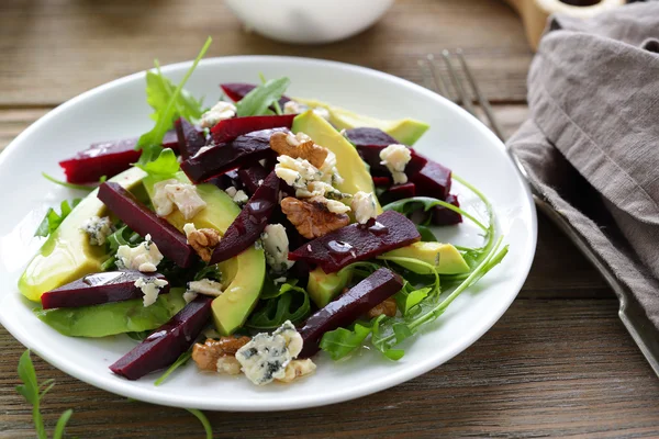 Salat mit Rüben und einer Scheibe Avocado — Stockfoto