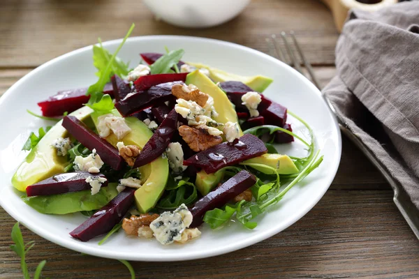 Insalata con barbabietole e fetta di avocado — Foto Stock