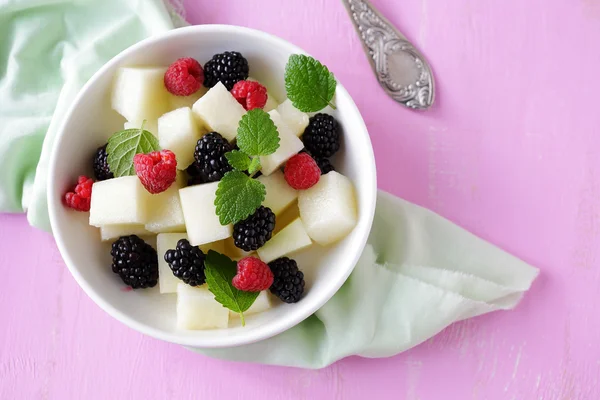 Summer salad with melon and blackberries — Stock Photo, Image