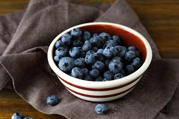 Frische Blaubeeren in Schüssel — Stockfoto