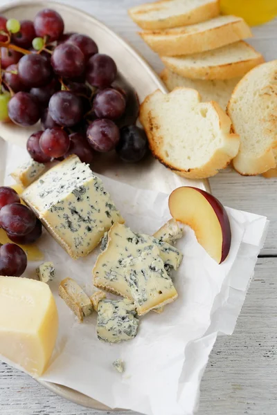 Roquefort Käse mit Brot — Stockfoto