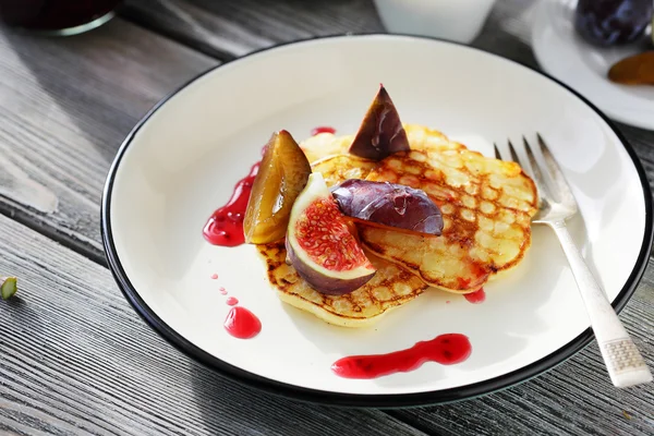 Pancakes with figs and jam — Stock Photo, Image