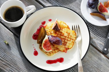 incir ve kahve ile Pancakes