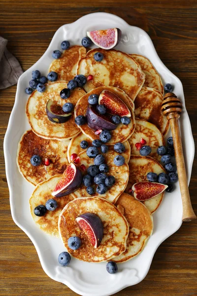 Pfannkuchen mit Beeren und Honig — Stockfoto