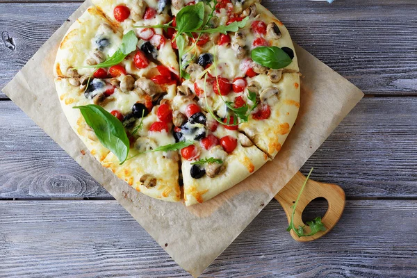 Pizza con champiñones y queso — Foto de Stock