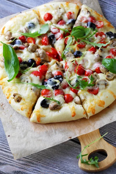 Pizza mit Pilzen und Tomaten — Stockfoto