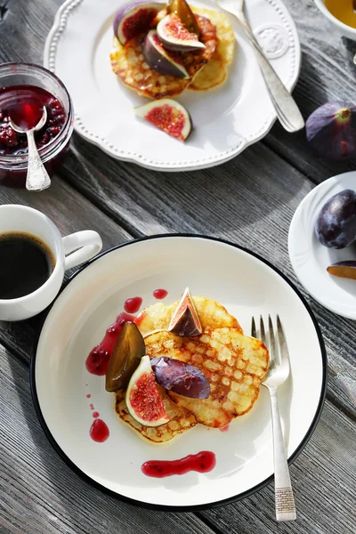Brunch pancakes with figs — Stock Photo, Image