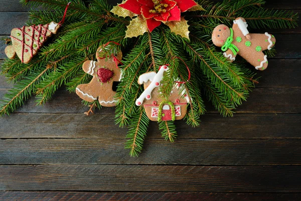 Weihnachtsdekoration auf grüner Tanne — Stockfoto