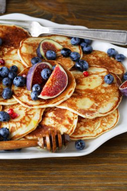 Kahvaltı krep taze çilek ile