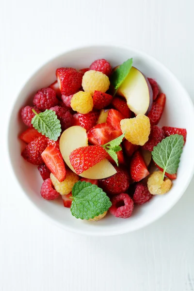 Summer fruits salad in bowl — Stock Photo, Image