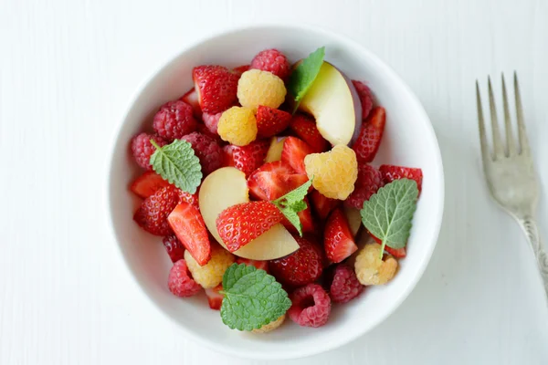 Lekkie owoce sałatka w misce — Zdjęcie stockowe