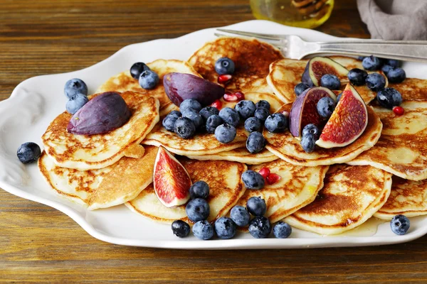 Frühstück Pfannkuchen mit Beeren — Stockfoto