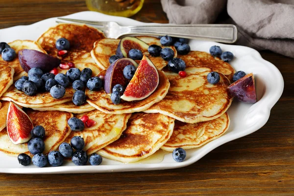 Frukost pannkakor med fikon, blåbär — Stockfoto