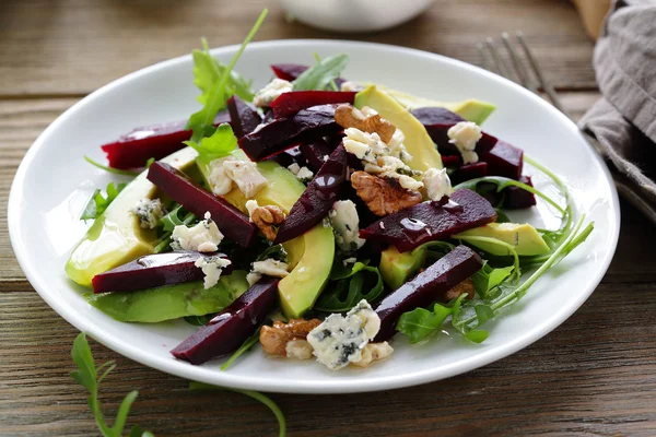 Mavi peynir ve avokado pişmiş kırmızı pancar salatası — Stok fotoğraf