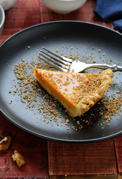 Гарбузовий пиріг з горіхом на тарілці — стокове фото