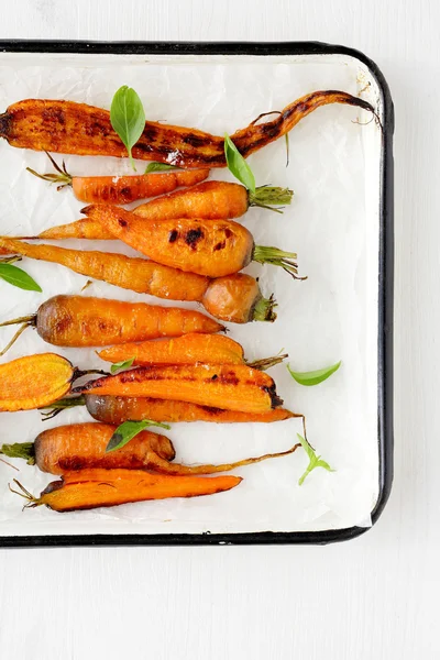 Zanahorias pequeñas al horno con especias — Foto de Stock