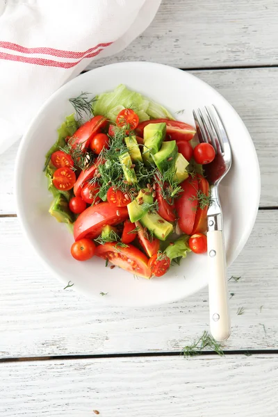 Ensalada de aguacate con tomate — Foto de Stock