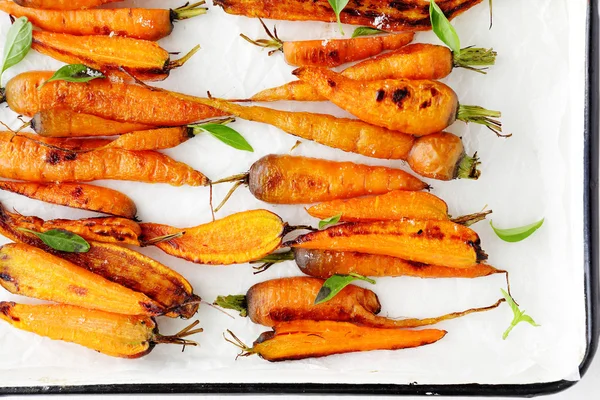 Смажена морква на білій тарілці — стокове фото