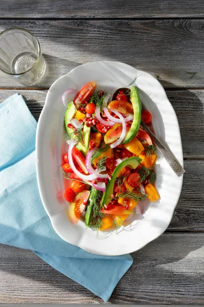 アボカドのスライスとトマトのサラダ — ストック写真