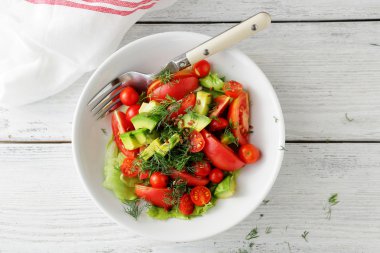 Avokadolu taze salata.