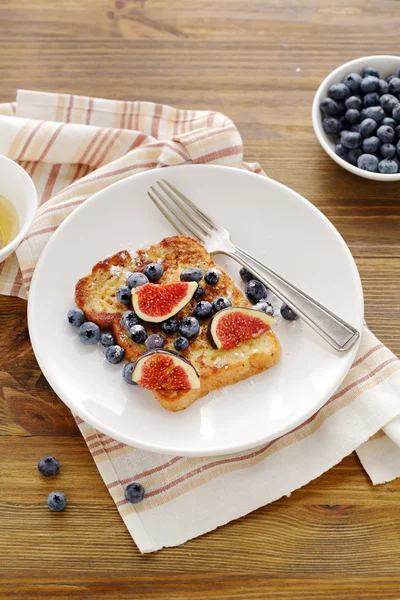 French toast with berries — Stock Photo, Image