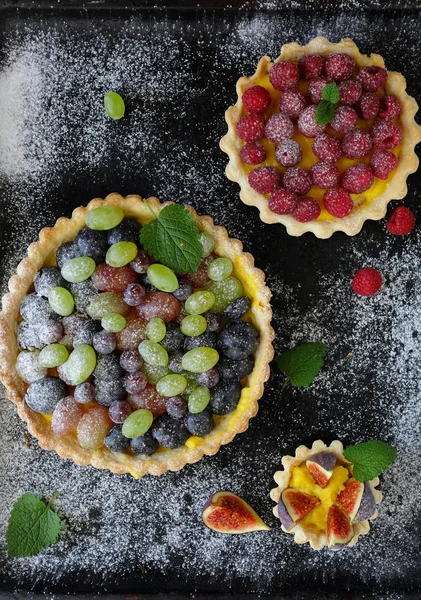 Летние ягоды тарталетки на черном — стоковое фото