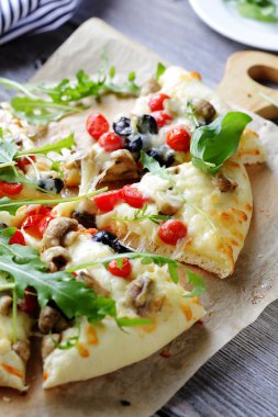 mantar ve kiraz domates pizza