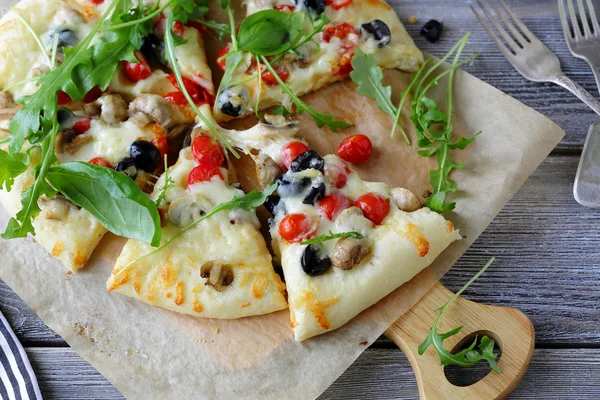 Pizza fresca com cogumelos — Fotografia de Stock