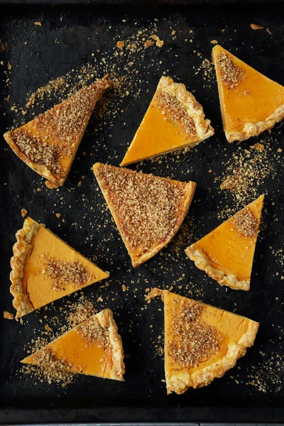 Kürbiskuchen mit Walnüssen auf Tablett — Stockfoto