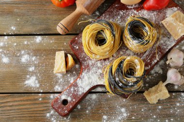 pişmemiş makarna ve malzemeler